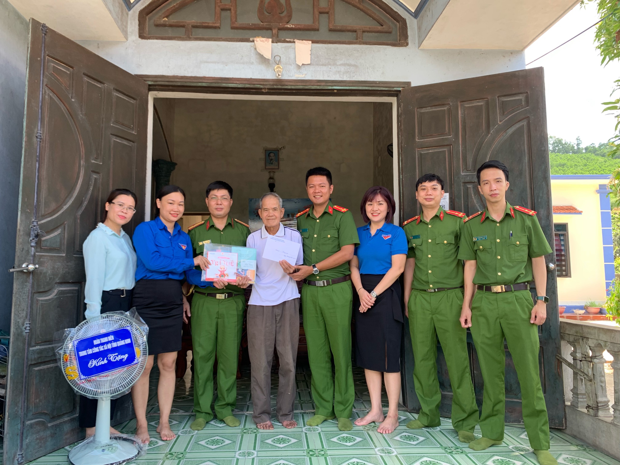 Chi đoàn thanh niên Cộng sản Hồ Chí Minh Trung tâm Công tác xã hội tỉnh Quảng Ninh tổ chức thăm hỏi và tặng quà cho gia đình có công với cách mạng nhân kỷ niệm 75 năm ngày Thương binh liệt sỹ (27/7/19